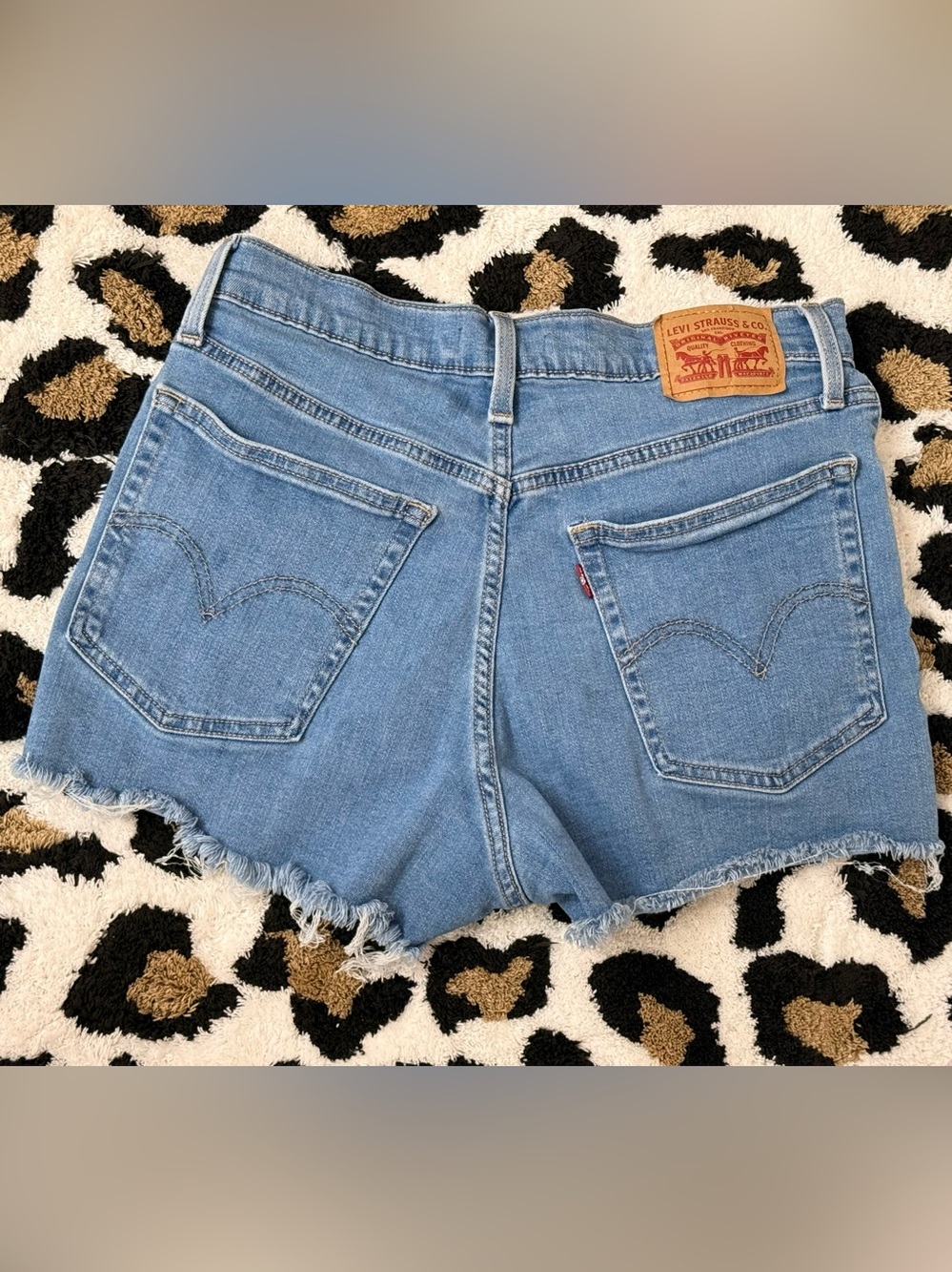 Levi’s High Rise Denim Shorts size 30 - Picture 2 of 10